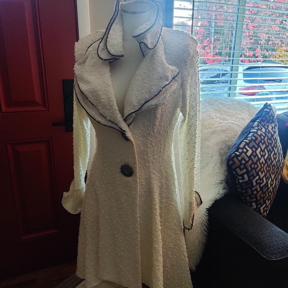 Design Today's Elegant White Black Rimmed Whimsical Coat Women's Size M - Picture 4 of 11